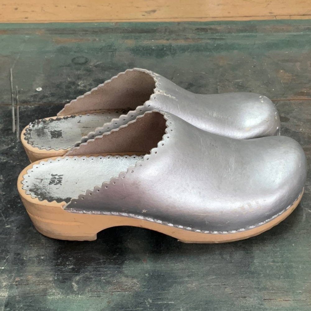 Noa Noa silver scalloped clogs